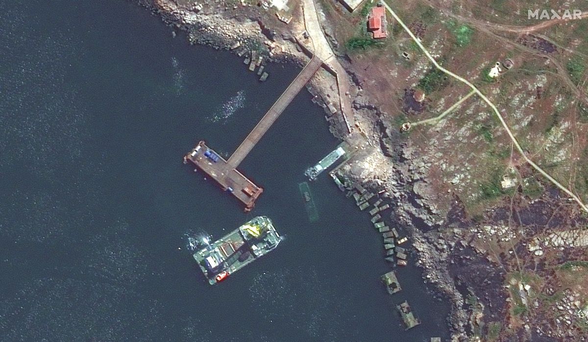 Satellite spies sunken Russian ship off Ukraine's wartorn Snake Island (photos)
