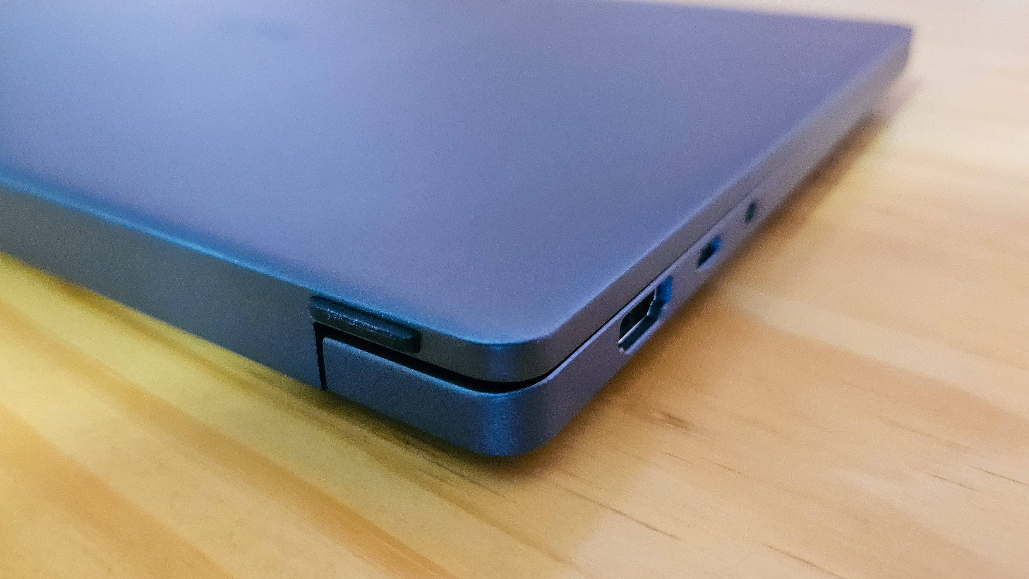 LS-Dell Pro 13 Premium: corner of laptop