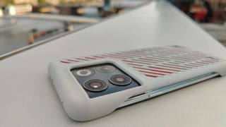 OnePlus 10T ligger ude på et bord med køle-cover på