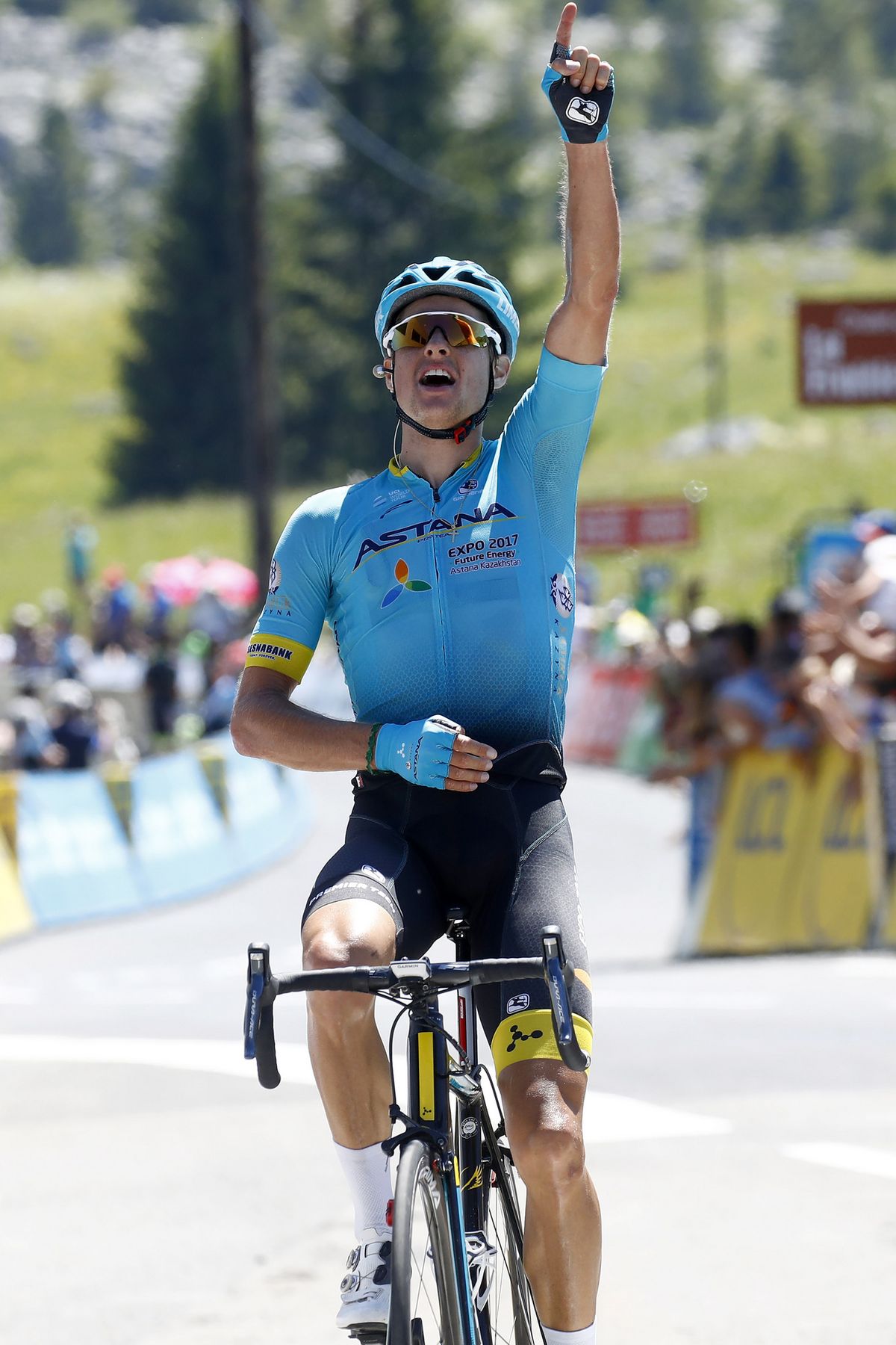 Jakob Fuglsang wins the final stage of the Crit&eacute;rium du Dauphin&eacute;.