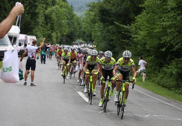 The ISD-Neri team leads through the feed zone.