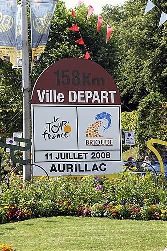 Warm, sunny conditions greeted the riders in Aurillac for the start of stage seven.