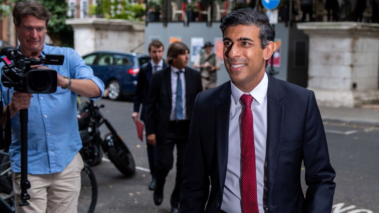 Rishi Sunak walking down the street