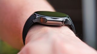 OnePlus Watch 2 båret på håndled