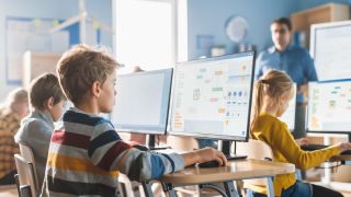 Enfant sur un ordinateur dans une salle de classe