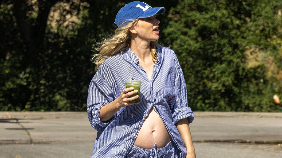 Poplin Skirts Are Nice, But in Spring 2026, It Girls Are Wearing This Easy Pant Trend With Flip-Flops