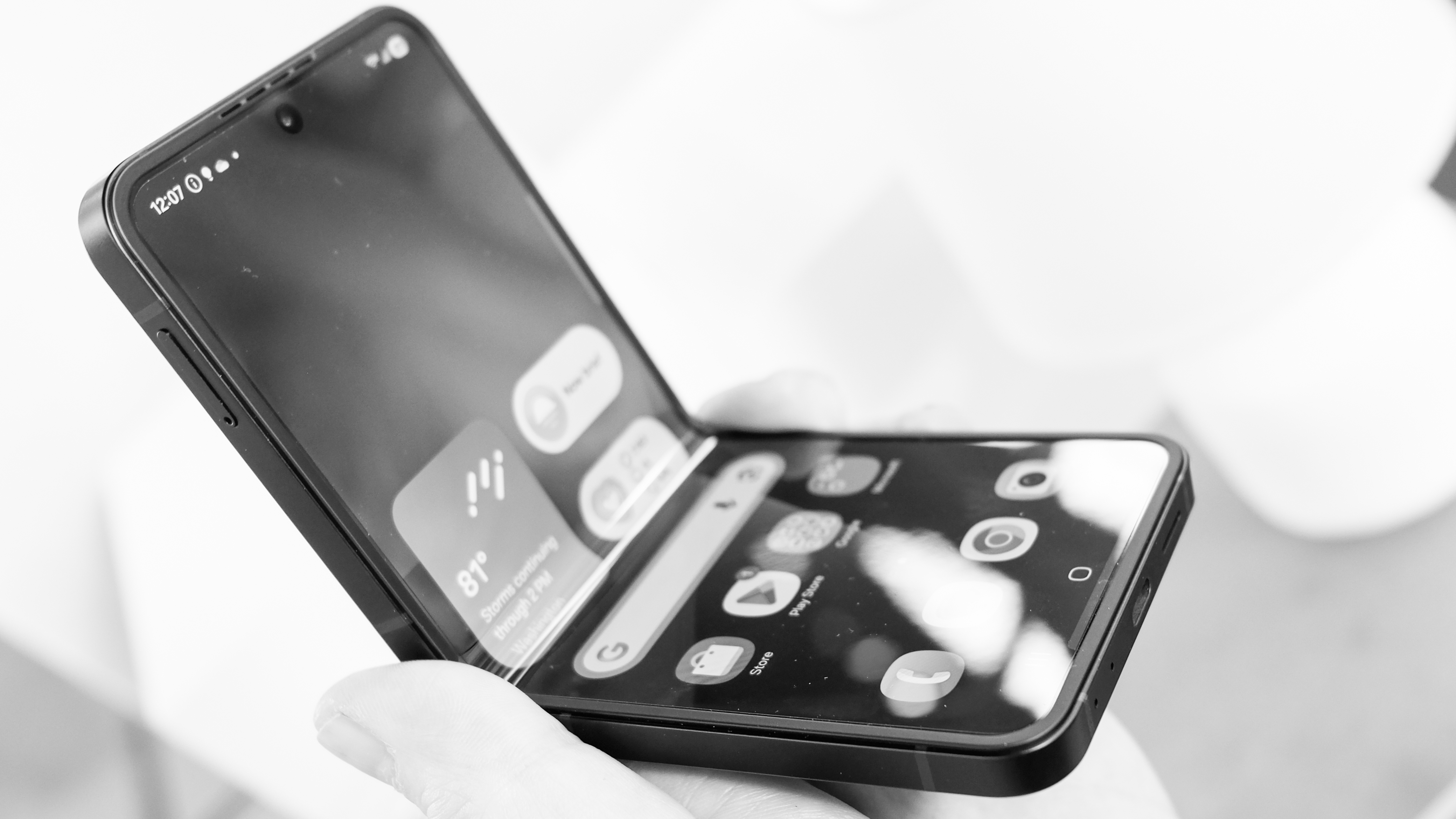 Samsung Galaxy Z Flip 7 FE partially open