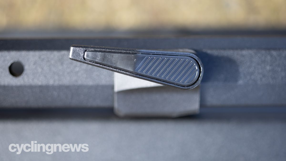 Saris Modular Hitch System (MHS) duo tray adjustment