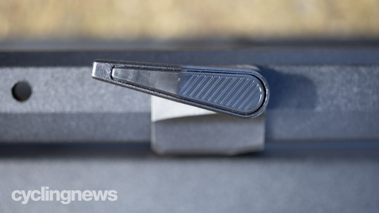 Saris Modular Hitch System (MHS) duo tray adjustment