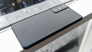 Baksidan av en grå Samsung Galaxy S21 FE.