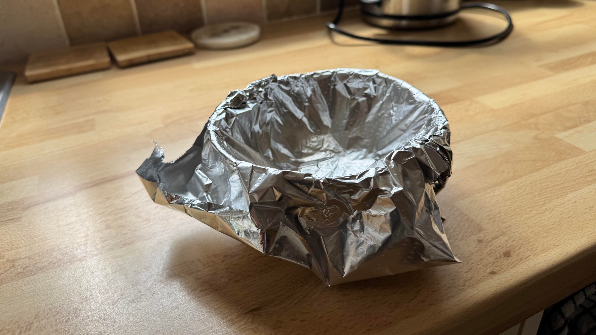 Foil in a bowl for hot oil disposal