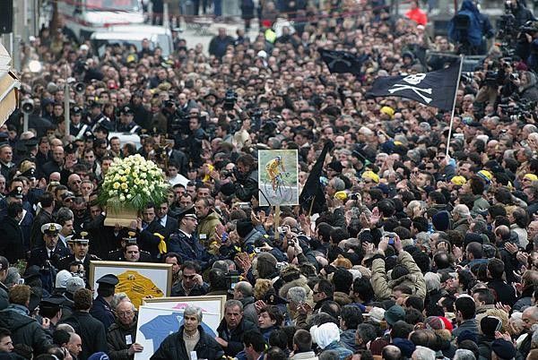 2004: Funeral procession