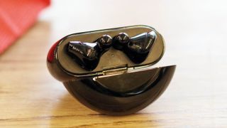 mustat huawei freebuds 3 -kuulokkeet latauskotelossa pöydällä