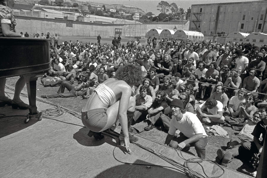 One of Frankie Miller's female entourage talking to a prisoner from the stage