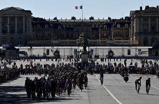 The peloton in front of the palace of Versailles