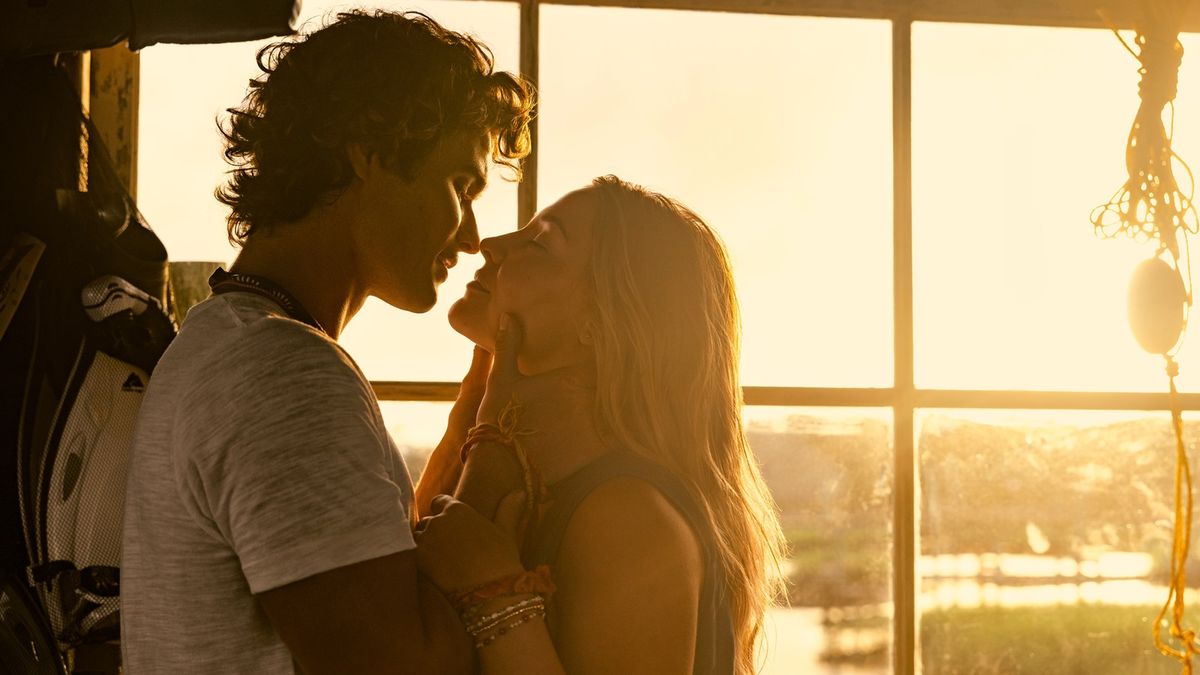 Chase Stokes as John B, Madelyn Cline as Sarah Cameron in episode 401 of Outer Banks