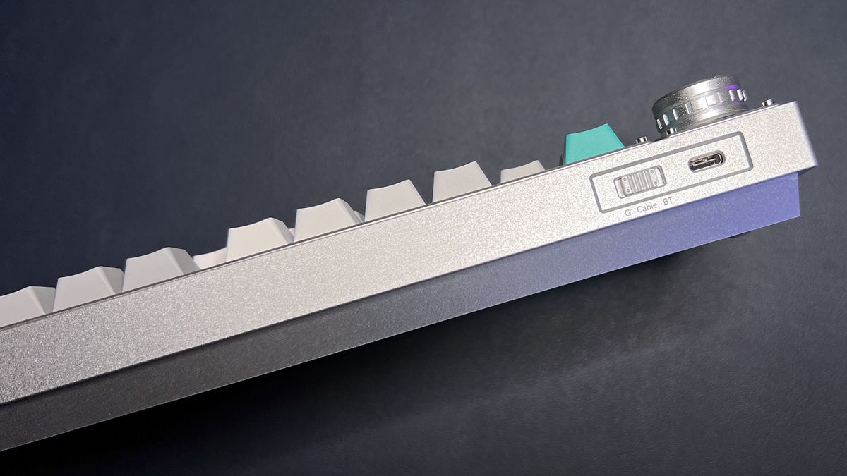 top of L3 gaming keyboard showing USB port and power switch