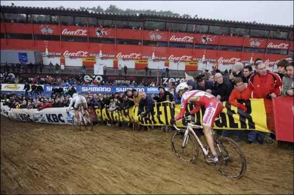 Zdenek Stybar (QuickStep) leads Kevin Pauwels (SunWeb)