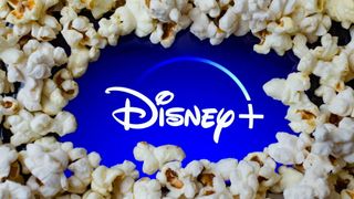 Prueba gratuita de Disney+. El logo de Disney+ rodeado de palomitas