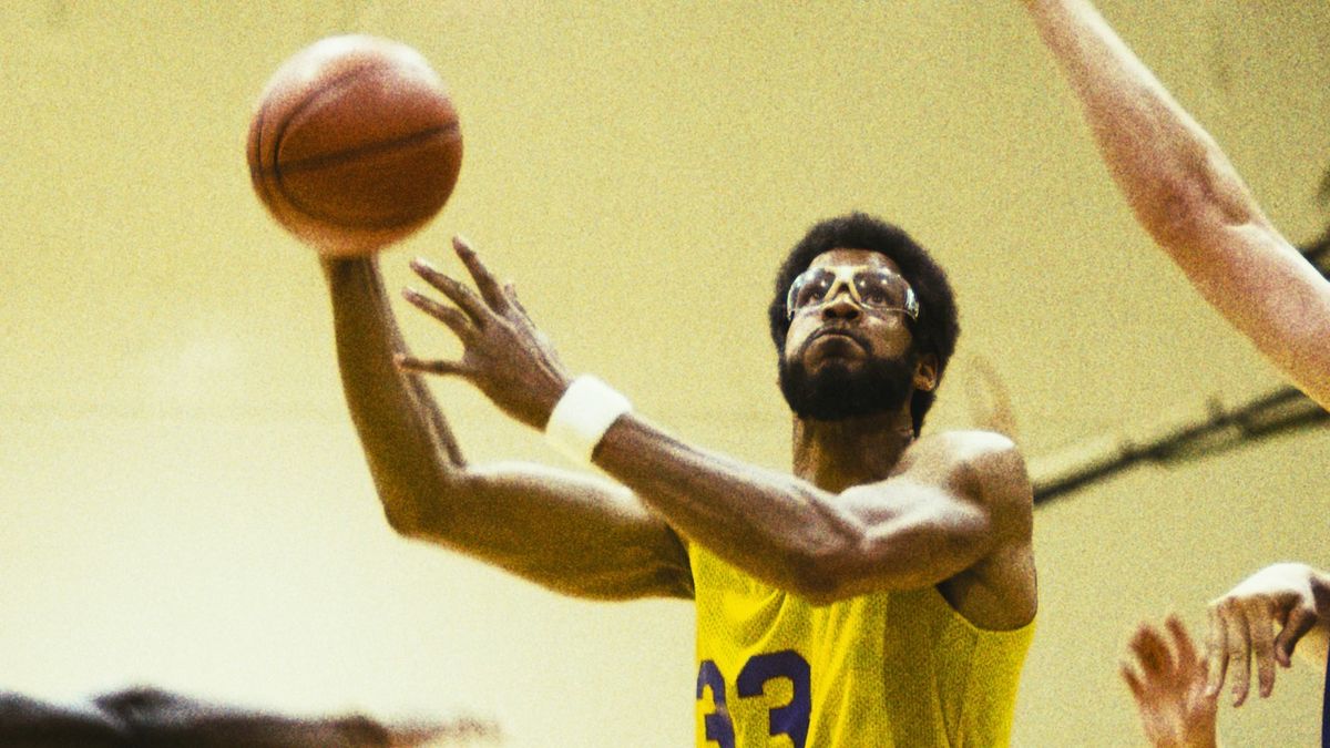 Solomon Hughes as Kareem Abdul-Jabbar doing a jump hook in Winning Time