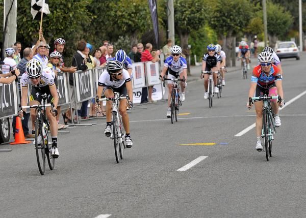 Judith Arndt (HTC Highroad) wins a close sprint ahead of Cath Cheatley (NZ National Team) and Ruth Corset (Jayco).