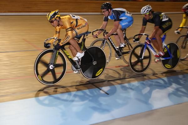 The keirin heats were fiercely contested by the visiting international riders, including 'locals', Aziz Awang and Hafiz Sufian (MAS)