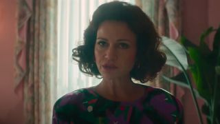 Carla Gugino speaking to Lisa in Lisa Frankenstein.