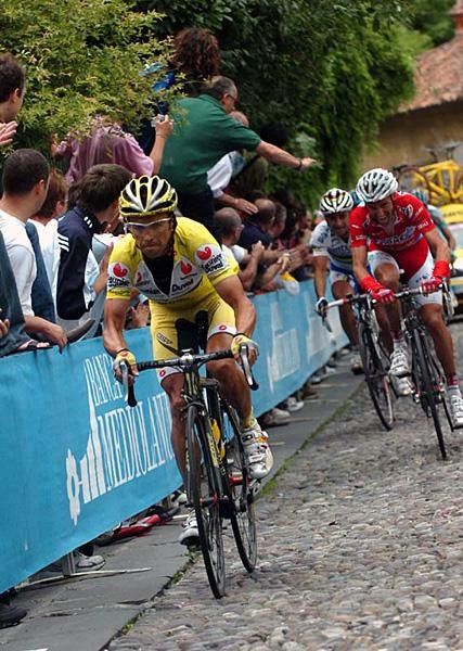 Simoni enters Bergamo Alta.