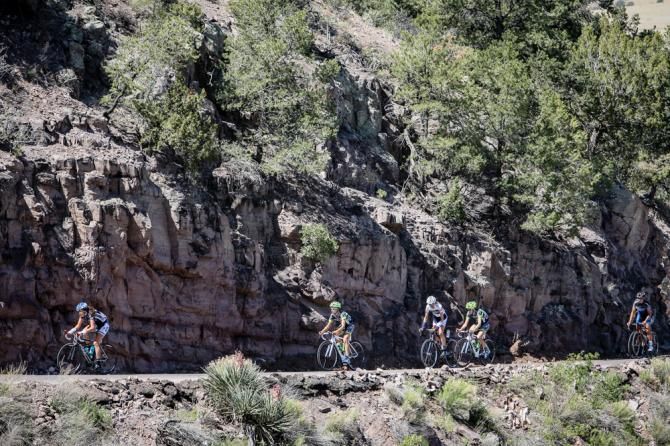 The front of the women&rsquo;s field begins to split up as it hits the tough final climb