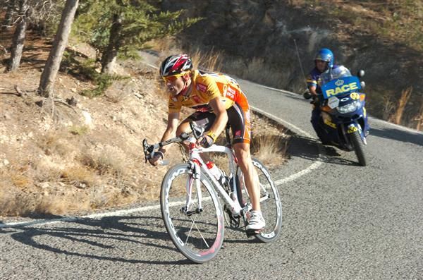 Alejandro Valverde (Caisse d'Epargne) has some space to himself on the descent