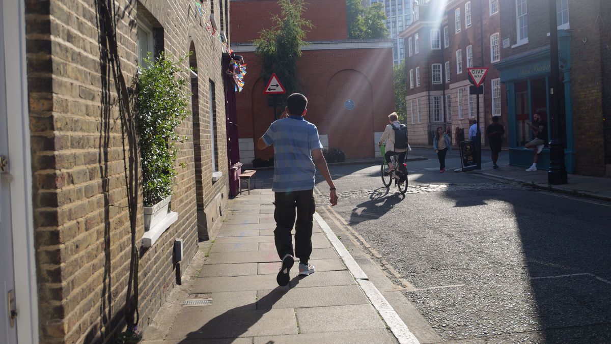 Panasonic Lumix L10 image gallery: person walking down a sidewalk in London, low light sun