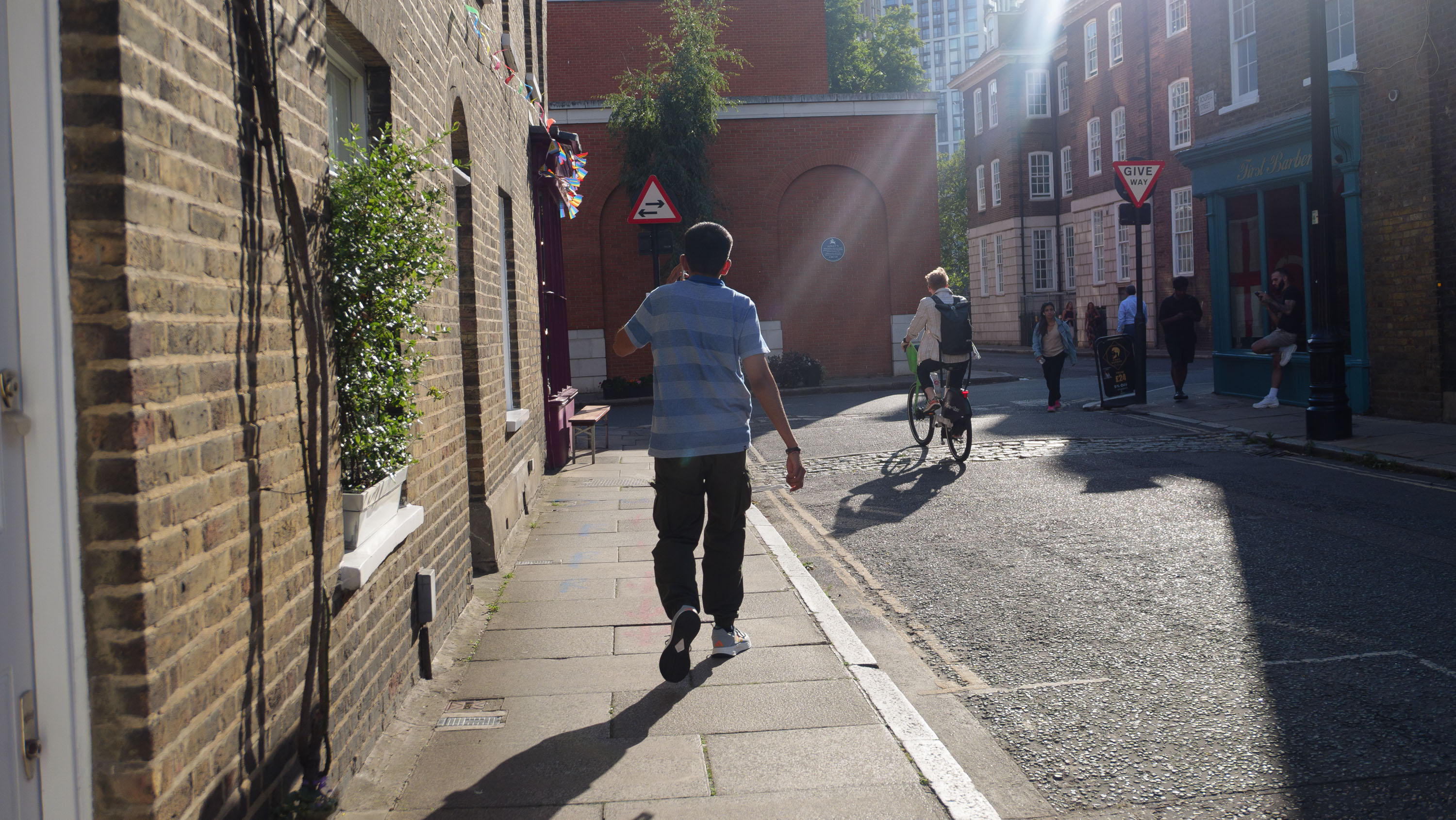 Panasonic Lumix L10 image gallery: person walking down a sidewalk in London, low light sun
