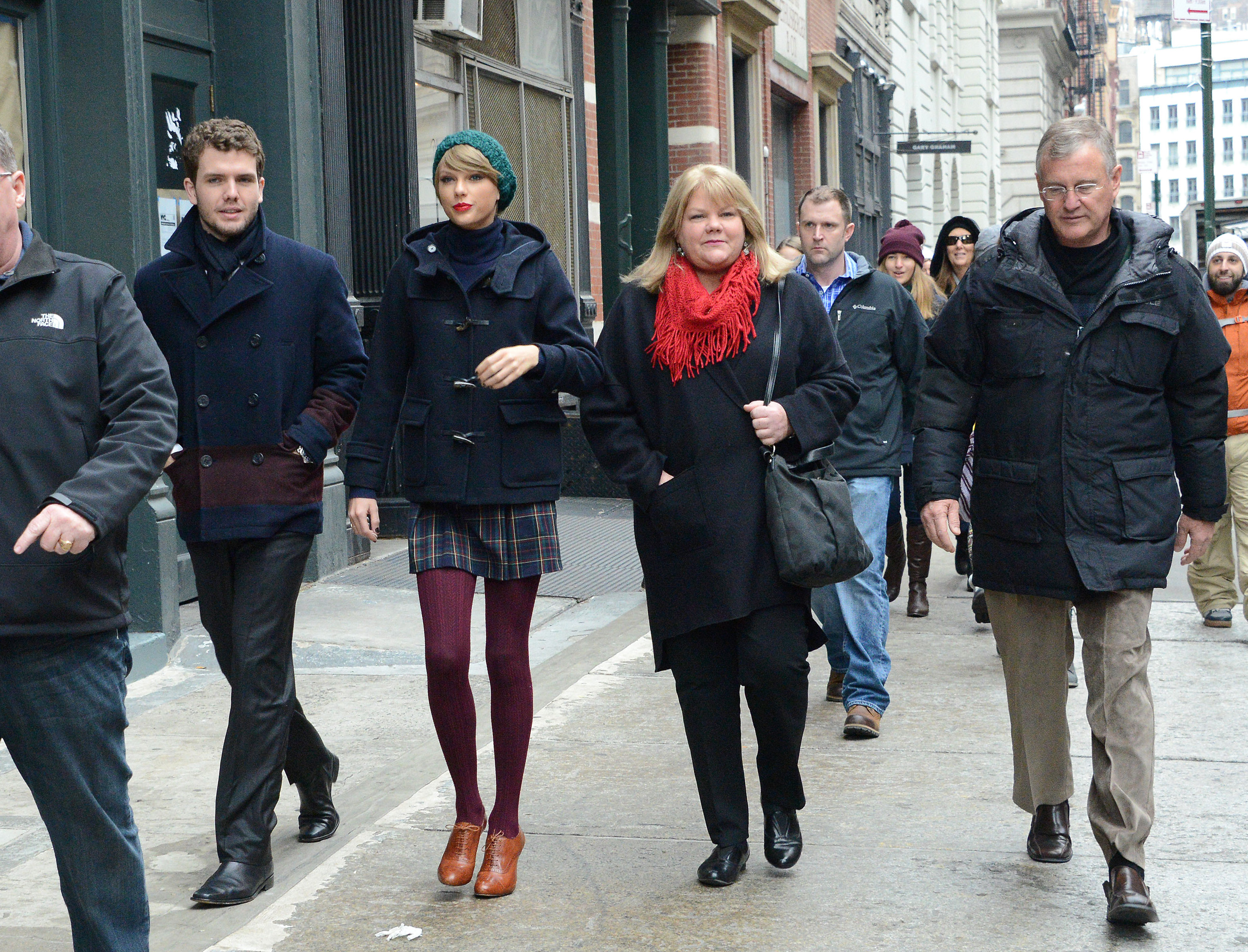 NEW YORK, NY - DECEMBER 22: Austin Swift, Taylor Swift, Andrea Finlay and Scott Swift are seen on December 22, 2014 in New York City. (Photo by Gardiner Anderson/Bauer-Griffin/GC Images)