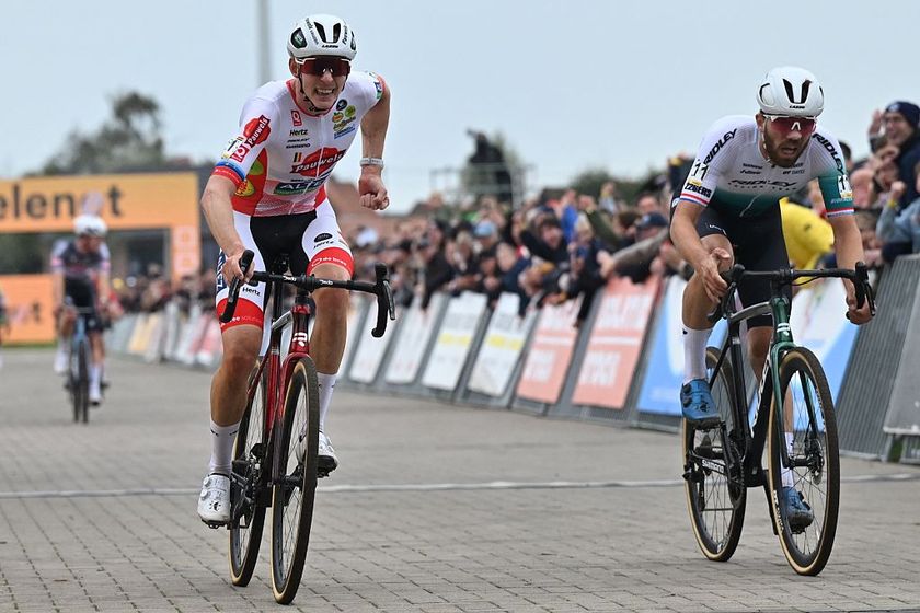 Belgian Michael Vanthourenhout and Dutch Joris Nieuwenhuis sprint for the finish of the men elite race of the Cyclocross Ruddervoorde, Sunday 19 October 2025 in Ruddervoorde, stage 2 (out of 7) of the Superprestige cyclocross cycling competition.BELGA PHOTO LUC CLAESSEN (Photo by LUC CLAESSEN / BELGA MAG / Belga via AFP)