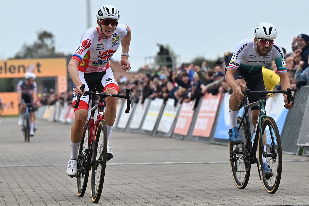 Belgian Michael Vanthourenhout and Dutch Joris Nieuwenhuis sprint for the finish of the men elite race of the Cyclocross Ruddervoorde, Sunday 19 October 2025 in Ruddervoorde, stage 2 (out of 7) of the Superprestige cyclocross cycling competition.BELGA PHOTO LUC CLAESSEN (Photo by LUC CLAESSEN / BELGA MAG / Belga via AFP)