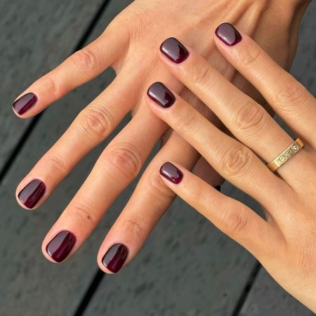A short dark red manicure by @paintedbyjools