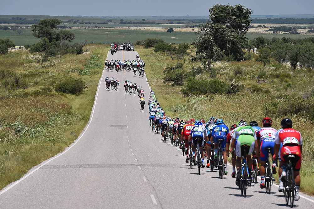 Echelons form in the crosswinds during stage 6