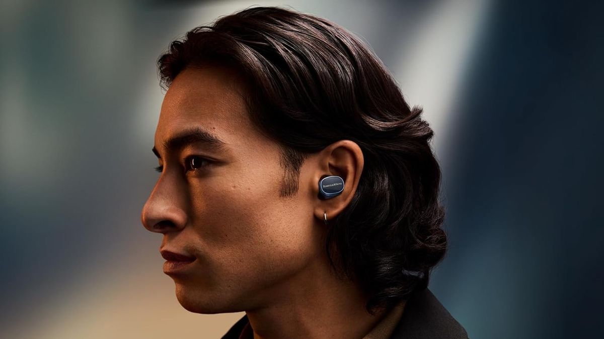 These Bowers & Wilkins Pi8 earbuds are a beautiful Jade color and