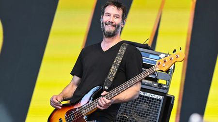 Keanu Reeves plays a P/J Bass on stage.