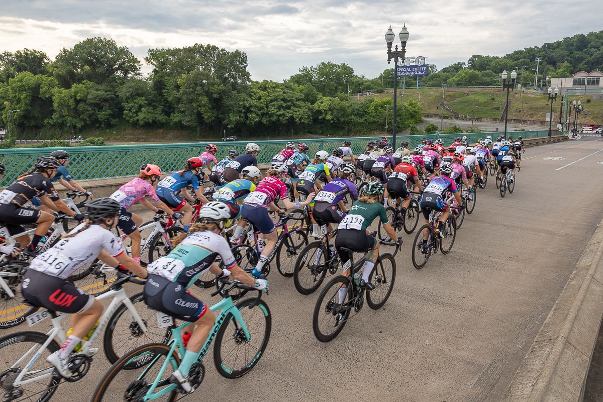 The women's field heading south across the Henley St Bridge as the Sherrod Rd climb looms in the distance.