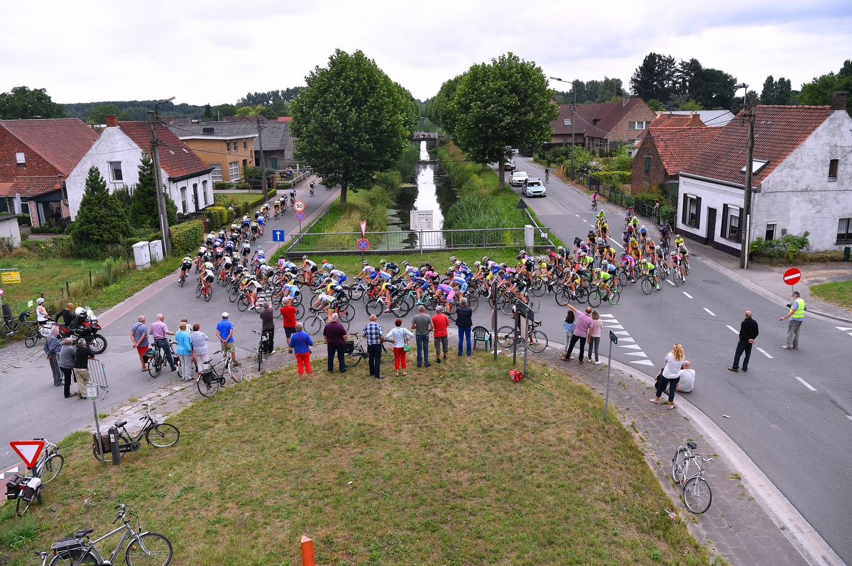 The fans watch the final day racing