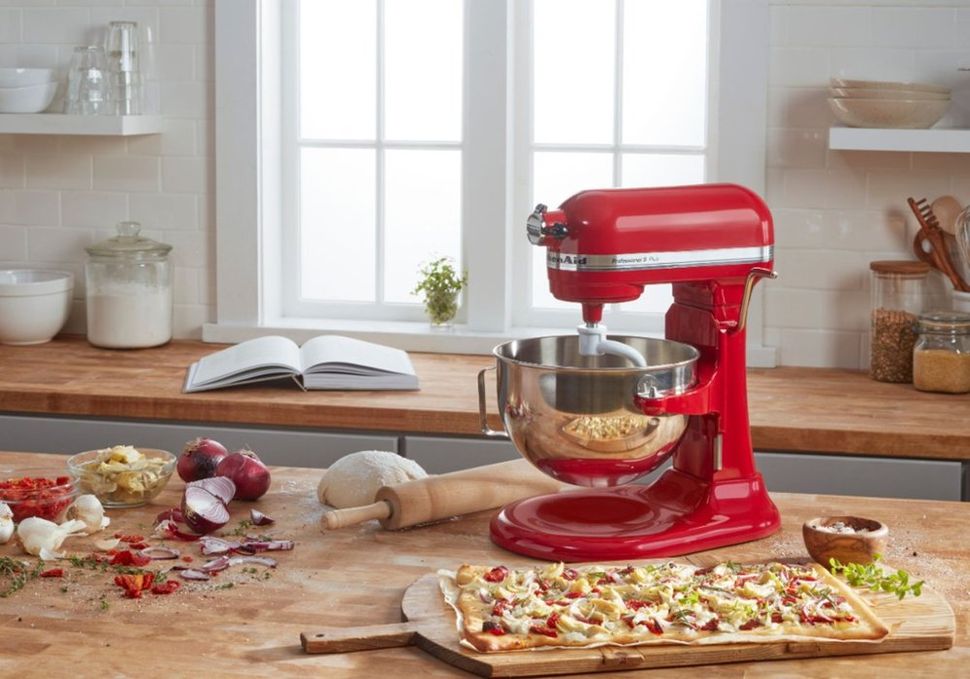 I test pizza ovens for a living — these are the 7 essential accessories