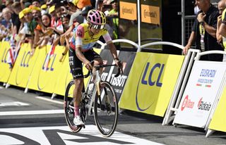 Tour de France 2023: Richard Carapaz completes the stage despite crashing badly and fracturing a kneecap