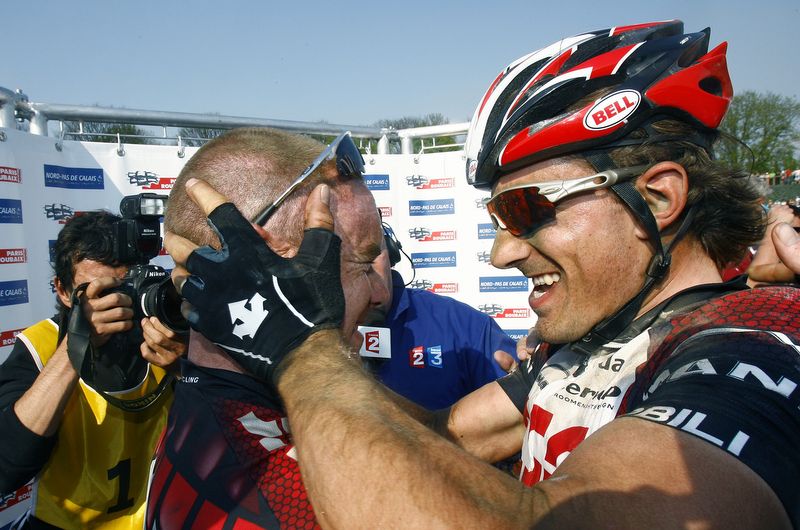 2006 winner Fabian Cancellara congratulates 2007 winner and teammate Stuart O'Grady