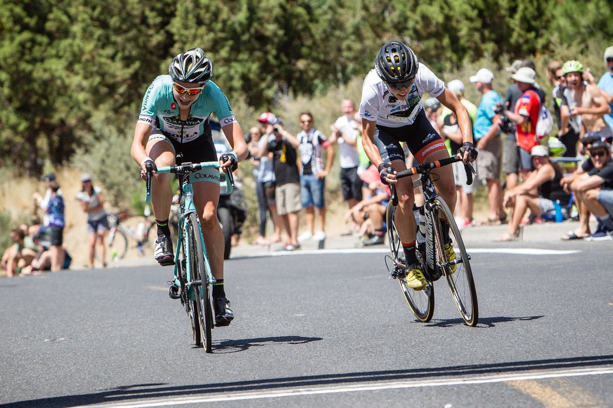 Sara Poidevin (Rally) and Emma Grant (Colavita) sprint for the line