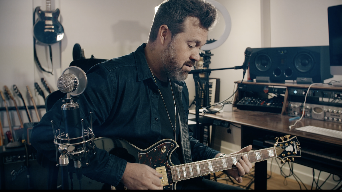 Eric Krasno playing guitar