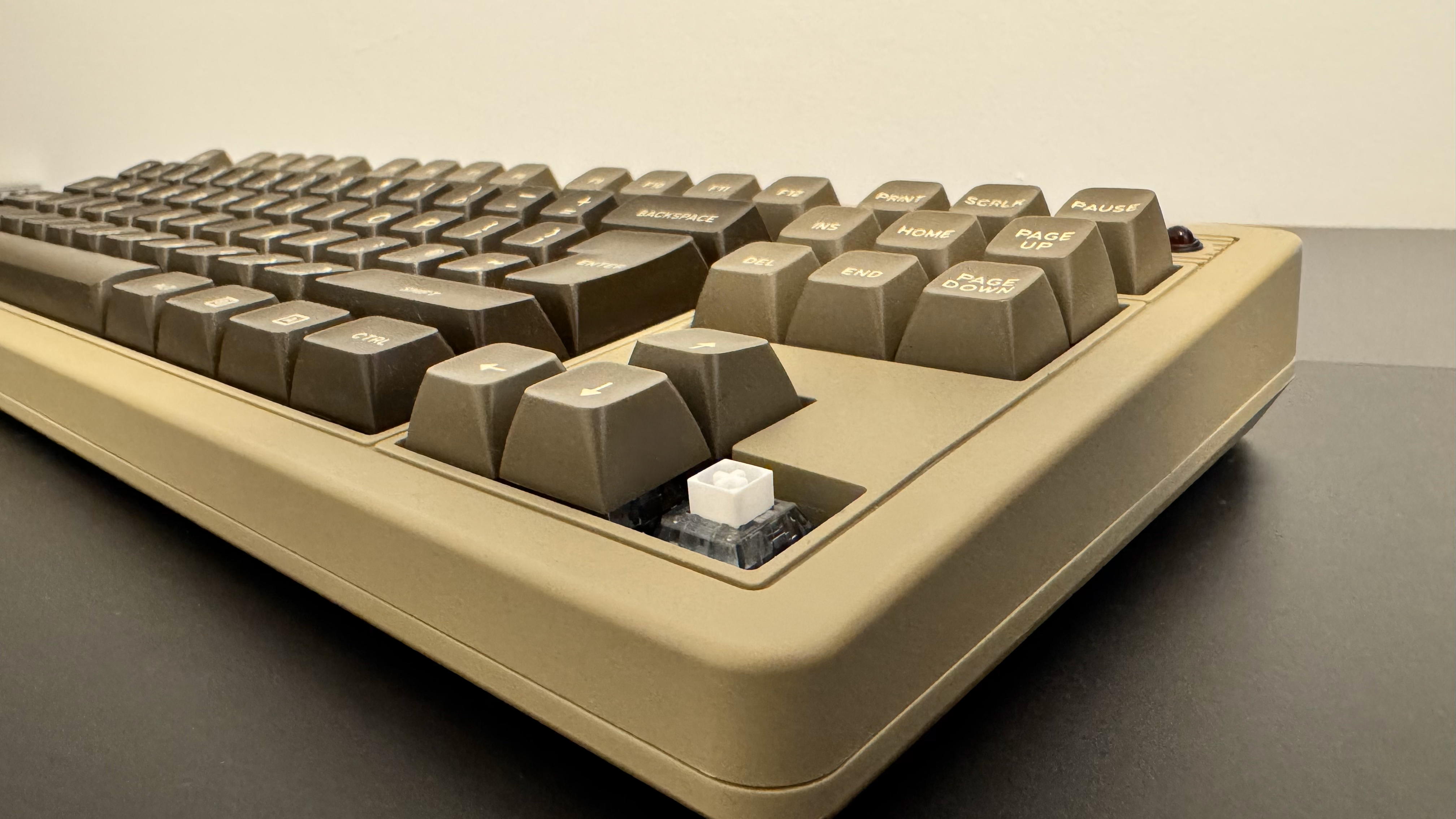 8BitDo Retro Mechanical Keyboard (C64 Edition