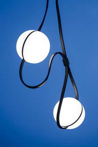 Lamp structure is adaptable and easy to assemble