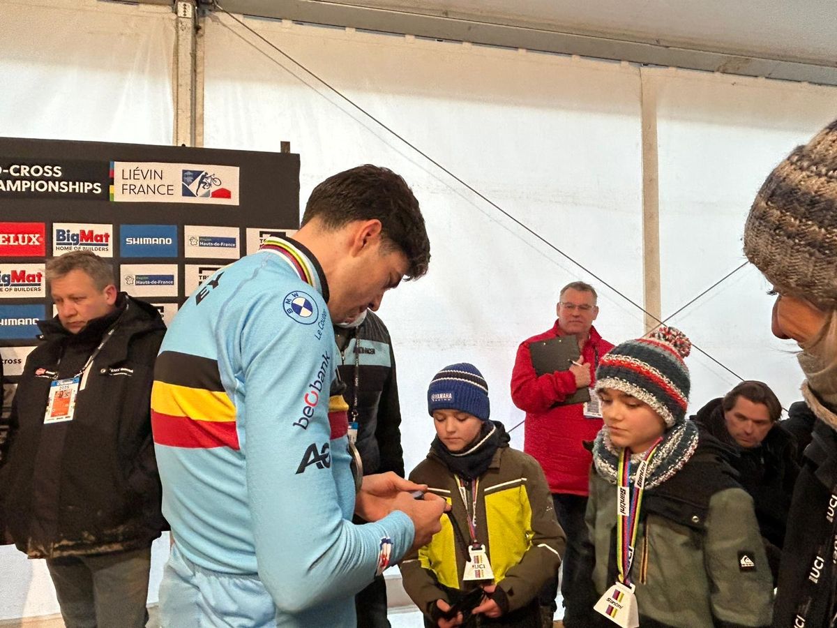 Wout van Aert thanks two children for returning his lost Garmin at 2025 Cyclocross World Championships in Liévin