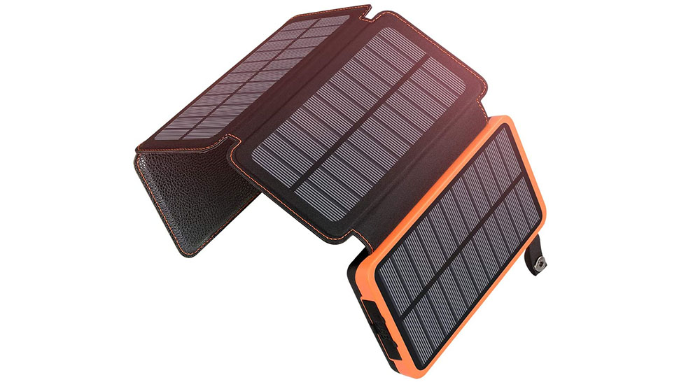 En svart och orange A ADDTOP Solar Charger 25 000 mAh visas upp mot en vit bakgrund.